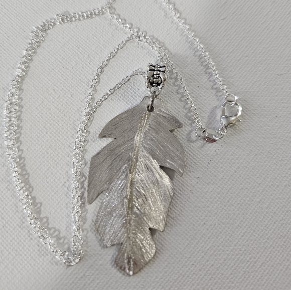 NWT Silverplate pendant feather hand carved and engraved from vintage flatwear. - Picture 3 of 5